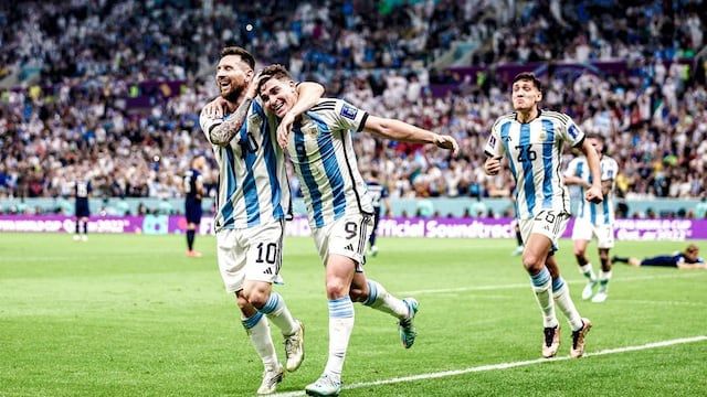 Julián Álvarez es saludado por Messi y atrás llega Nahuel Molina para sumarse al festejo