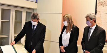 El gobernador Sergio Uñac, acompañado del vicegobernador restituye el acta histórica que fuera encontrado por la policía de Córdoba. Gentileza