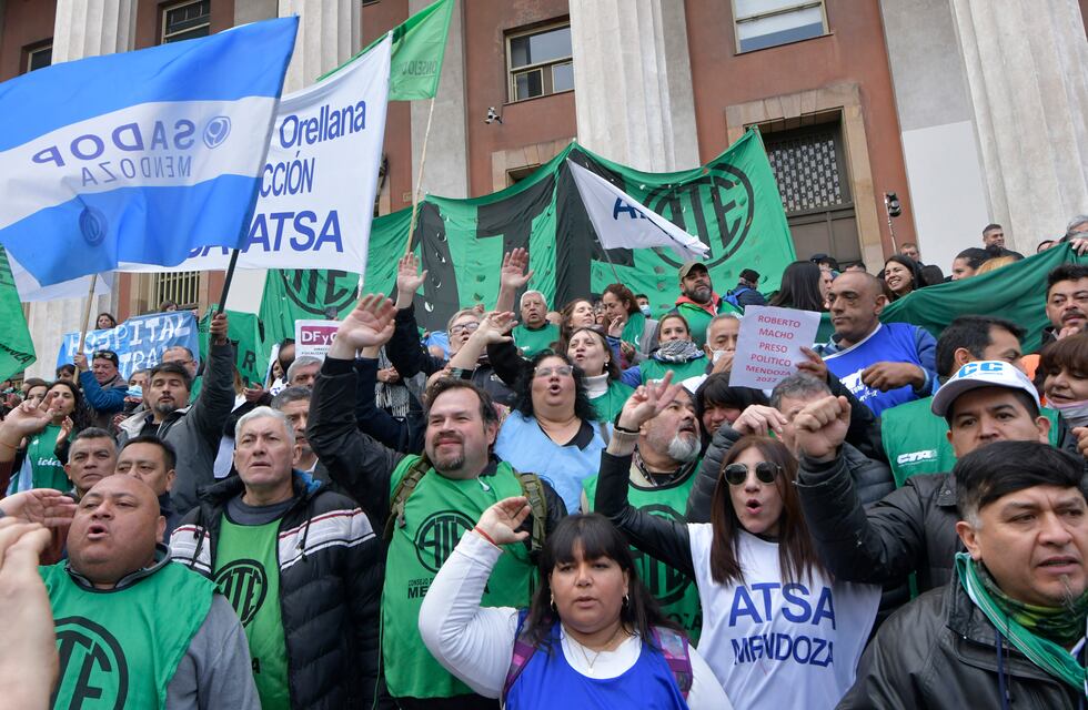 ATE: reclamos salariales, paro indefinido y piden la liberación del secretario general Roberto Macho