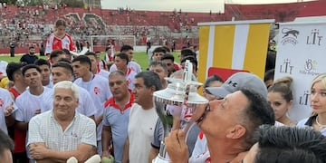 Sportivo Guzmán se hizo con la copa del campeón.