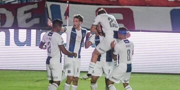Abrazos para Diego Valoyes por el segundo gol. Y mérito de Tomás Pochettino, autor intelectual.
