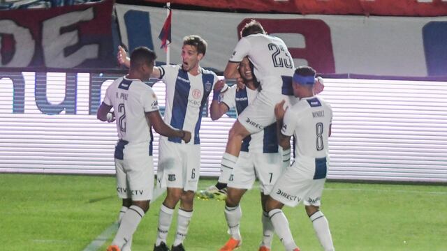 Abrazos para Diego Valoyes por el segundo gol. Y mérito de Tomás Pochettino, autor intelectual.