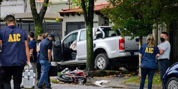 La Chevrolet S-10 se estrelló contra un árbol tras embestir a los motociclistas. (Juan José García)