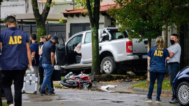 La Chevrolet S-10 se estrelló contra un árbol tras embestir a los motociclistas. (Juan José García)