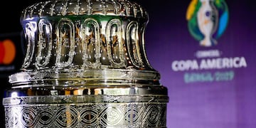 El trofeo en una de las presentaciones de la Conmebol. (Prensa Conmebol)