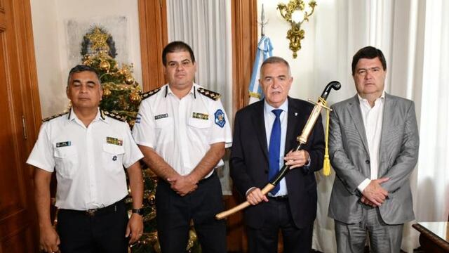 Le entregaron una réplica del sable corvo del General San Martín