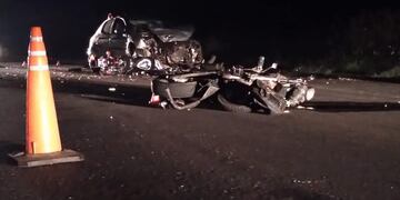 Dos motos impactaron contra un automóvil, dejando de saldo dos personas fallecidas. (Radio Activa 93.5)