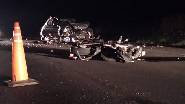 Dos motos impactaron contra un automóvil, dejando de saldo dos personas fallecidas. (Radio Activa 93.5)