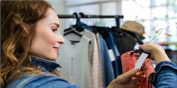 Dónde queda el outlet viral con remeras a $3.000 que arrasa en Buenos Aires.