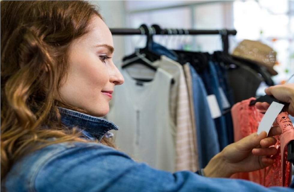 Dónde queda el outlet viral con remeras a $3.000 que arrasa en Buenos Aires