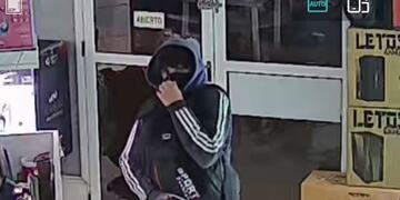Eldorado: joven violentó un local comercial y sustrajo celulares.