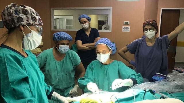 Una nena de seis años fue sometida a una cirugía bilateral de implantes cocleares para escuchar por primera vez.