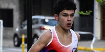 Lautaro Bermejo obtuvo la media maratón de La Plata en la categoría de 18 a 30 años.