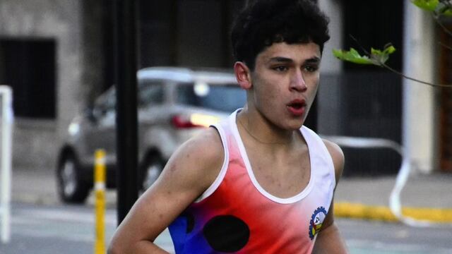 Lautaro Bermejo obtuvo la media maratón de La Plata en la categoría de 18 a 30 años.