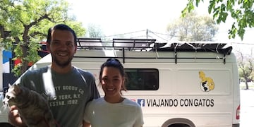 Llegaron a San Juan hace una semana y recorren la provincia con su motorhome junto a sus 2 gatos.