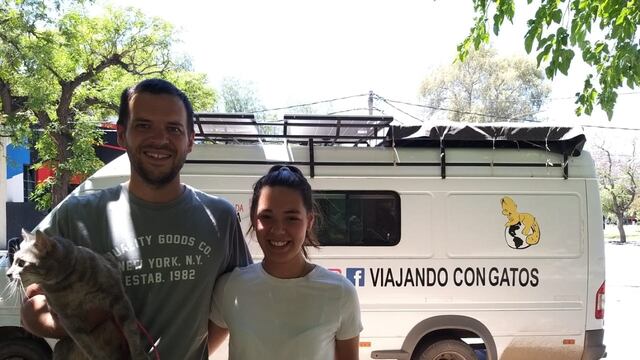 Llegaron a San Juan hace una semana y recorren la provincia con su motorhome junto a sus 2 gatos.