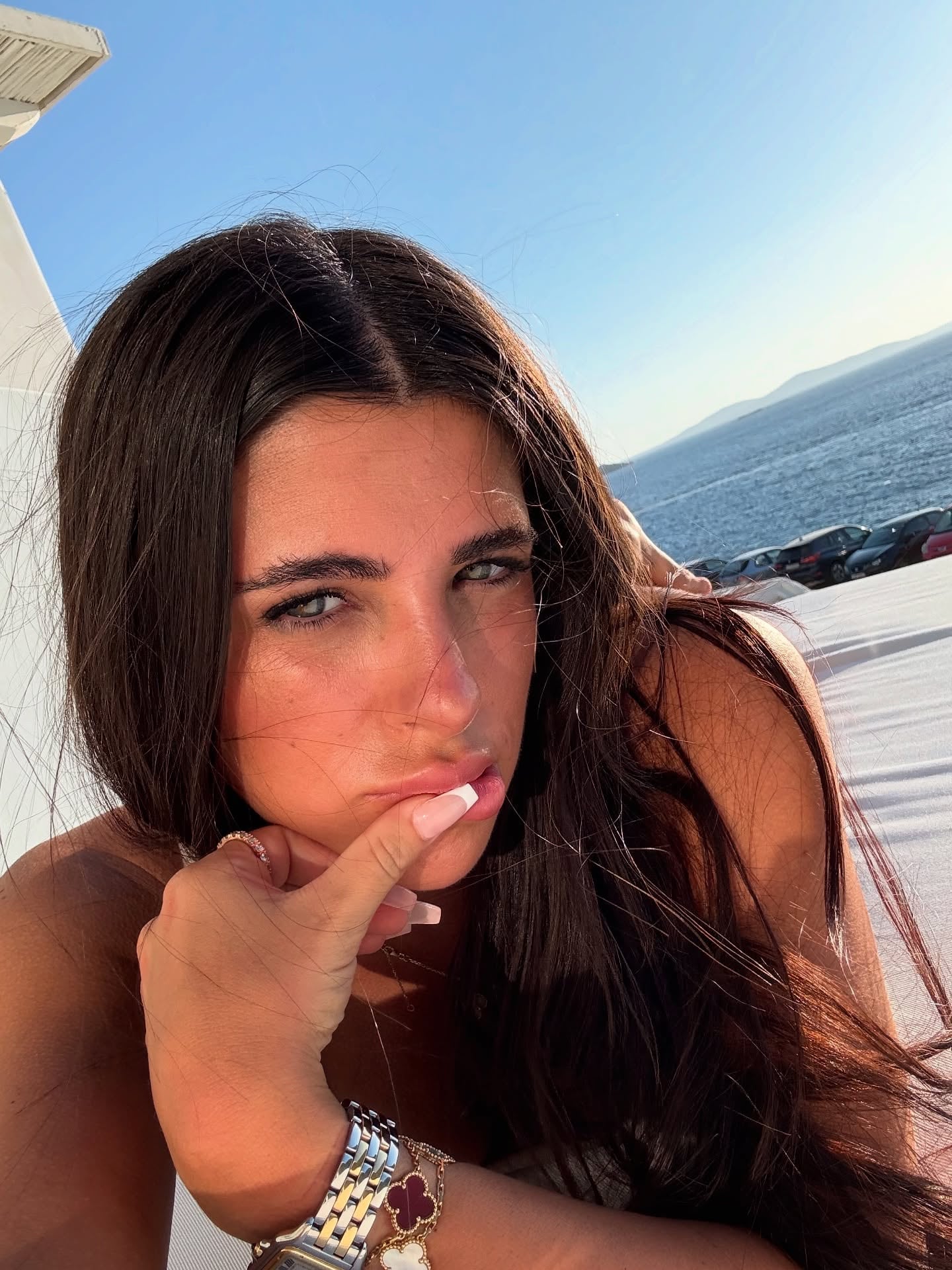 Desde Grecia, Valen Cervantes derrochó sensualidad con un top mega escotado y un pantalón tejido con transparencias
