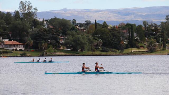 Más de 300 remeros participan de la regata "Villa Carlos Paz 2021" con el lago San Roque como escenario principal.
