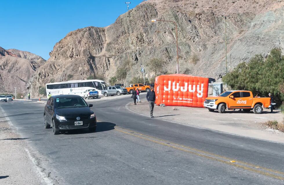 “Finde” largo en Jujuy: un puesto de informes recibe al turismo en el acceso a Purmamarca