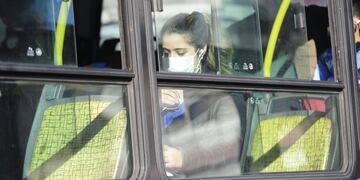 Colectivos con ventanas abiertas para ventilar las unidades ante el avance de la segunda ola de COVID-19. (Clarín)