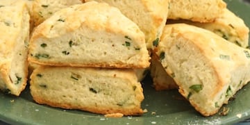 Cómo hacer scones de queso y cebolla de verdeo: la receta definitiva para acompañar el mate