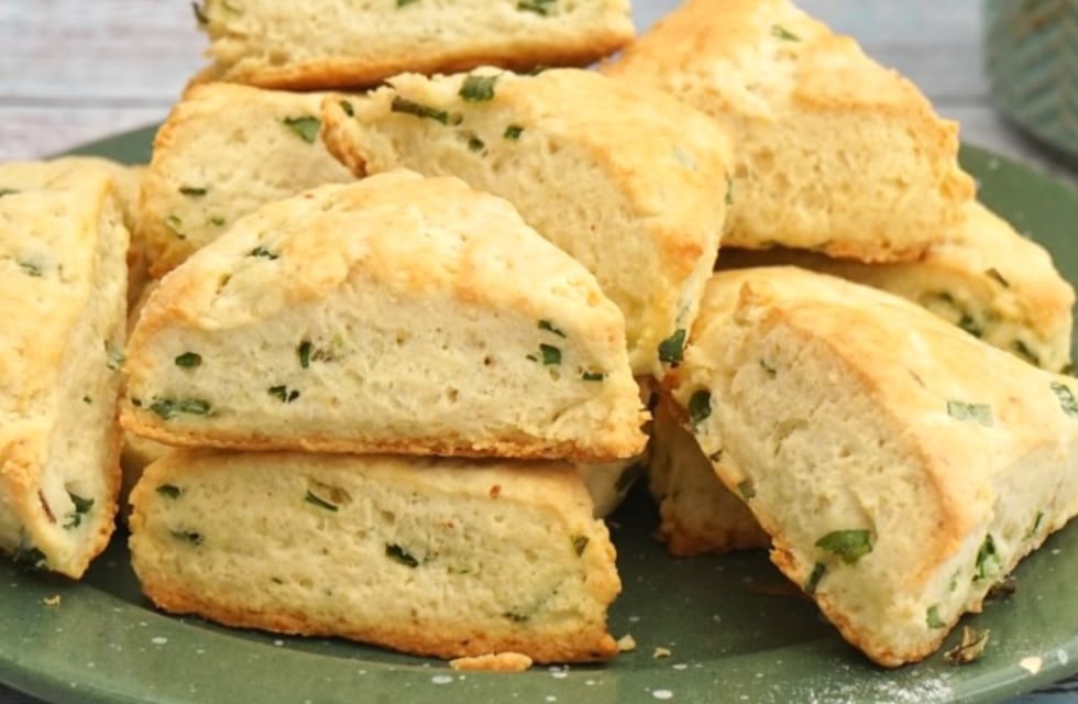Cómo hacer scones de queso y cebolla de verdeo: la receta definitiva para acompañar el mate