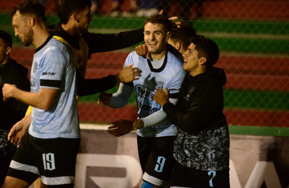 Belgrano acertó por Pablo Vegetti, derrotó a  Agropecuario y consolidó su ventaja como puntero