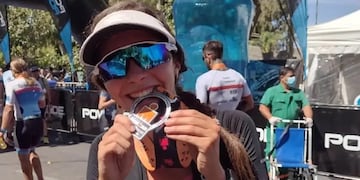 Paula Moschella clasificó al Mundial XTerra que se disputará en la Isla de Maui en Hawai. Aquí con la medalla obtenida en el Ironman 70.3.