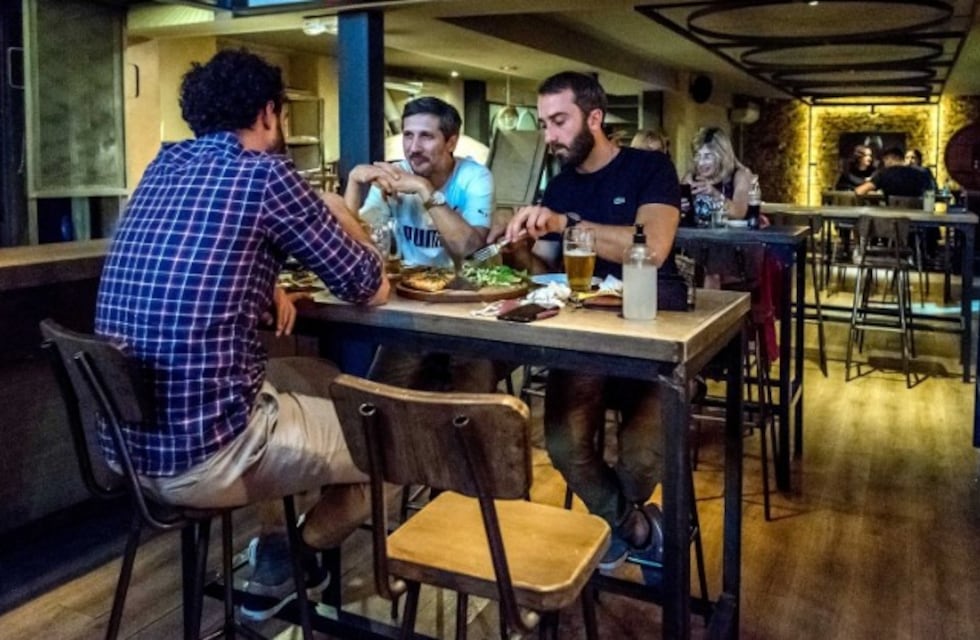 Coronavirus en Rosario: con casi el 80% de los rosarinos con dos dosis, volvieron a caer los casos