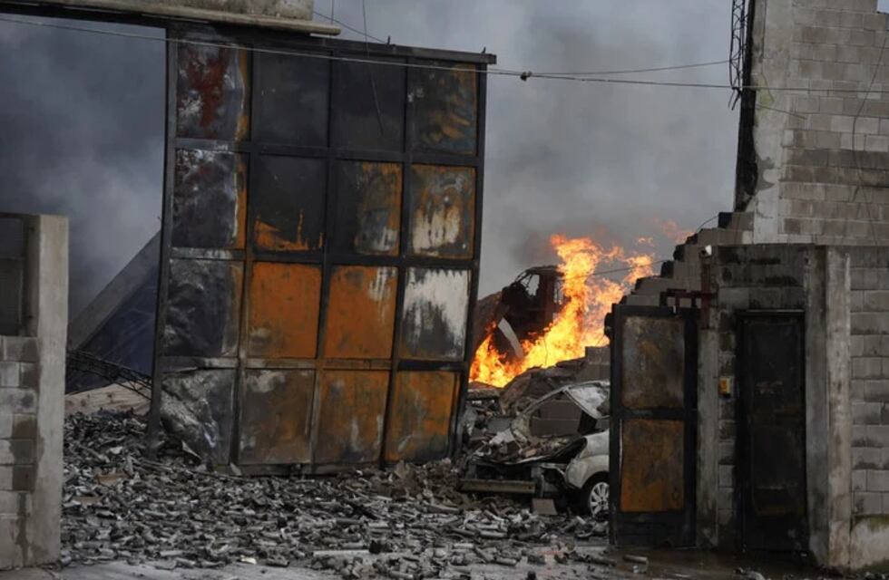Dos bomberos terminaron intoxicados tras apagar un incendio en una fábrica de Córdoba