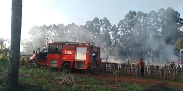 Incendio en una vivienda en Jardín América dejó a una familia con lo puesto.