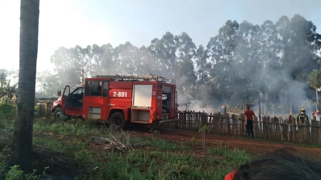Incendio en una vivienda en Jardín América dejó a una familia con lo puesto.