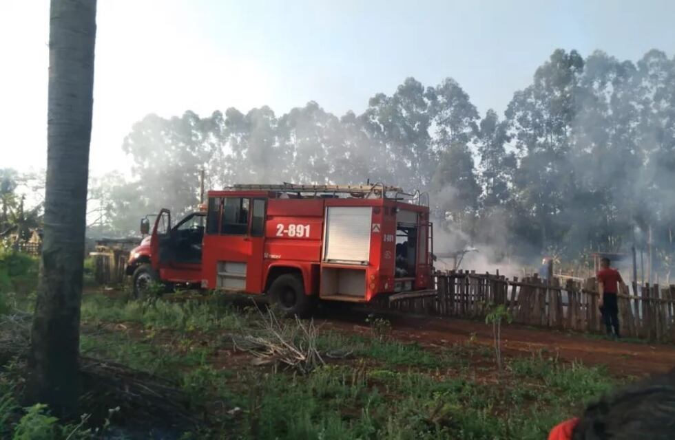 Incendio en una vivienda en Jardín América dejó a una familia con lo puesto