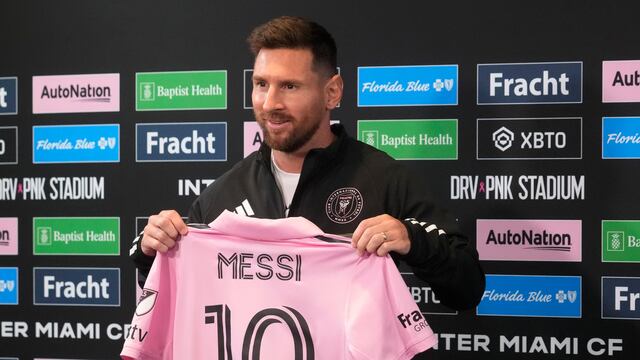 Lionel Messi muestra su camiseta del Inter Miami durante una rueda de prensa. (AP Foto/Marta Lavandier)