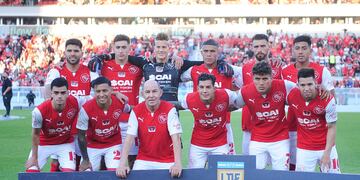 Ricardo Bochini, en el "11" de Independiente que salió a jugar contra San Lorenzo. (Fotobaires)