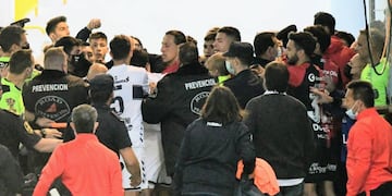 Serios incidentes al término del partido entre GELP y NOB. (@MauroYasprizza)