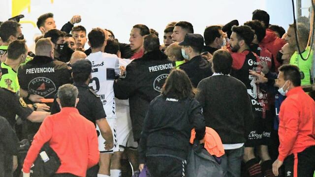 Serios incidentes al término del partido entre GELP y NOB. (@MauroYasprizza)