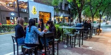 Bares y restaurantes podrán usar toldo móvil y calefacción externa en Rosario. (Municipalidad de Rosario)