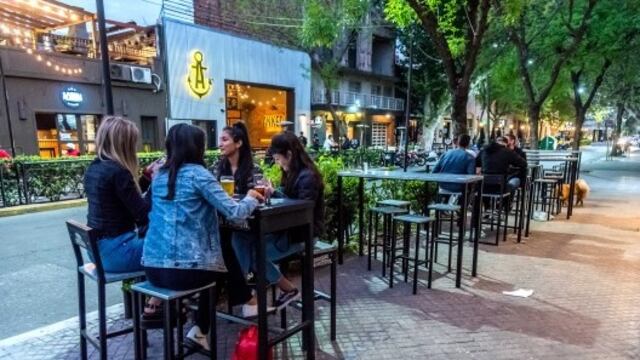 Bares y restaurantes podrán usar toldo móvil y calefacción externa en Rosario. (Municipalidad de Rosario)