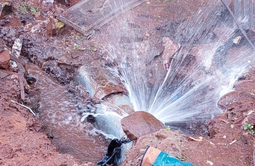 Insólito: quisieron conectarse clandestinamente a la red de agua y dejaron sin suministro a un barrio entero