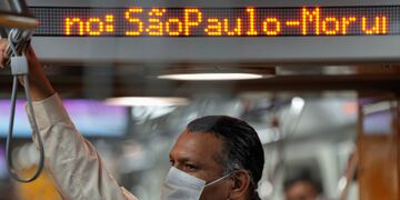 Brasil volvió a imponer el uso obligatorio de barbijos en aeropuertos y aviones por un rebrote de coronavirus.