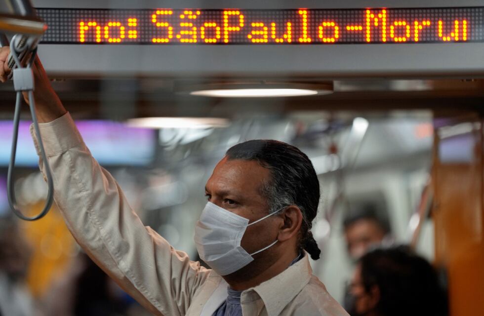 Rebrote de Covid: Brasil volvió a imponer el uso obligatorio de barbijos en aeropuertos y aviones