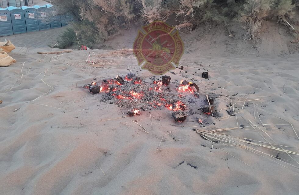 Claromecó: prendieron una fogata con un baño químico del predio del boliche a cielo abierto