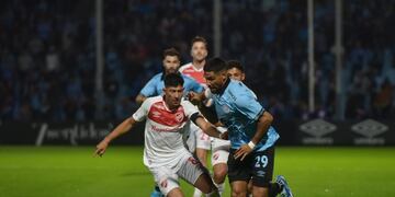 Belgrano en su partido ante Argentinos, con Franco Jara en acción. El goleador anda con la pólvora mojada.