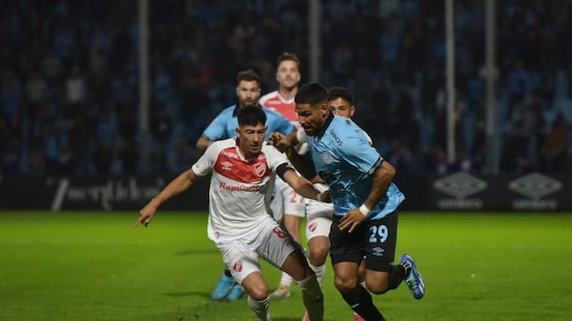 Belgrano en su partido ante Argentinos, con Franco Jara en acción. El goleador anda con la pólvora mojada.
