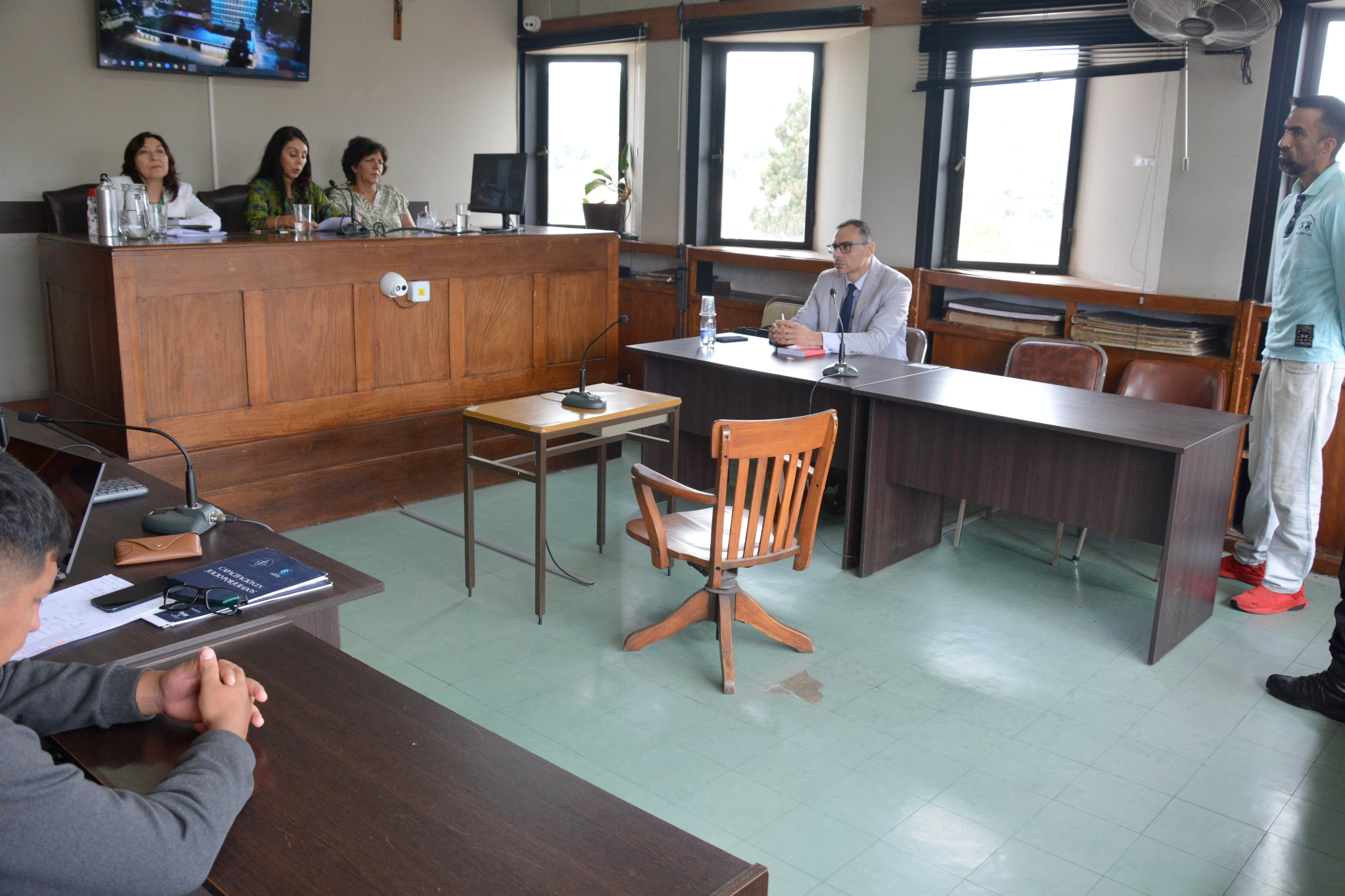 La sentencia contra Sergio Ricardo Córdoba (de pie, a la derecha) fue por el Tribunal Colegiado con Función de Juicio integrado por las juezas Ana Carolina Pérez Rojas, Felicia Ester Barrios y María Alejandra Tolaba; con la asistencia del actuario Ricardo Grisetti.