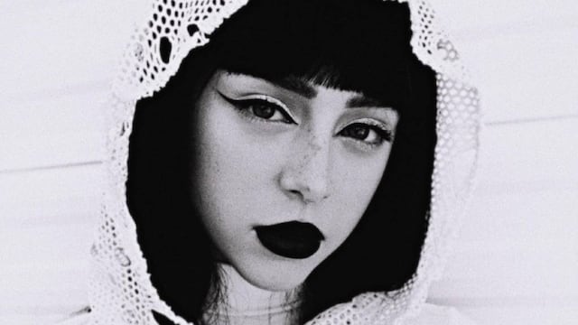 La autora de "Wapo traketero" se vistió de blanco para su segundo show en California.