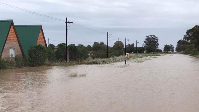 Un campo se inundó y una pareja quedó atrapada. Los rescató el intendente gracias a las redes sociales.