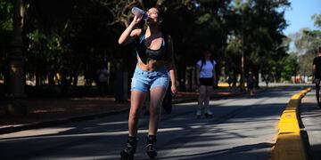 Calor récord en la Ciudad de Buenos Aires. (Foto: Clarín)