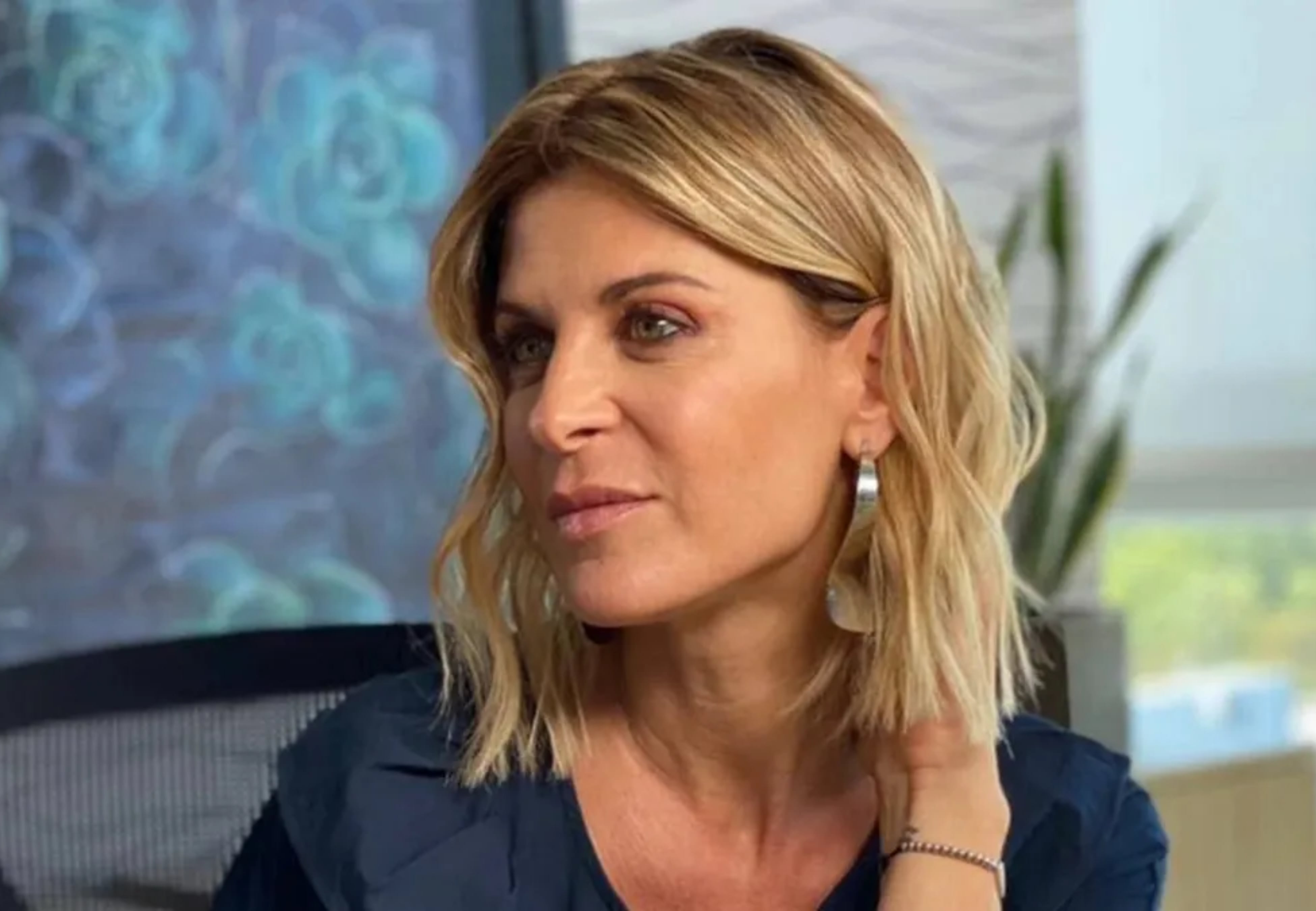 Eugenia Tobal dio cátedra de estilo y mostró el truco para lucir las camisas en tendencia de la forma más canchera